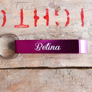 Llavero metálico personalizado grabado - Abrebotellas Purple
