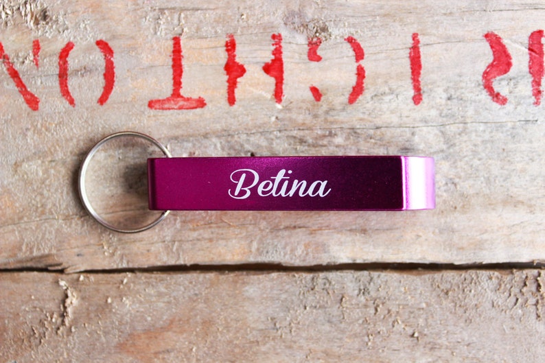 Llavero metálico personalizado grabado - Abrebotellas Purple