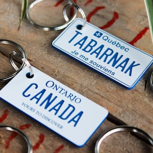 Porte-clés personnalisable en plastique gravé - Plaque d'immatriculation canadienne