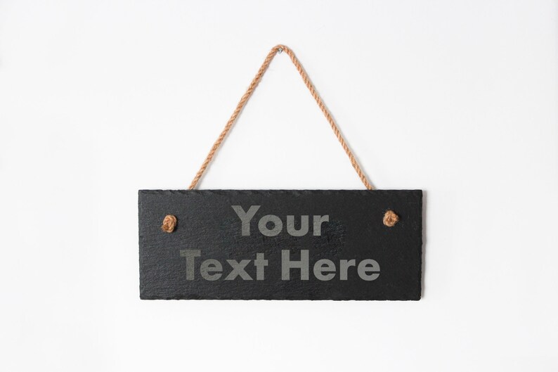 Puede incluir: Letrero de pizarra negra con un colgador de cuerda. El letrero dice "Your Text Here".
