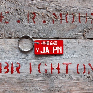 Personlig graverad plastnyckelring - japansk registreringsskylt Red