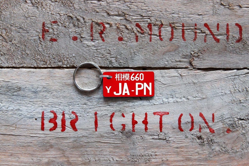 Personlig graverad plastnyckelring - japansk registreringsskylt Red