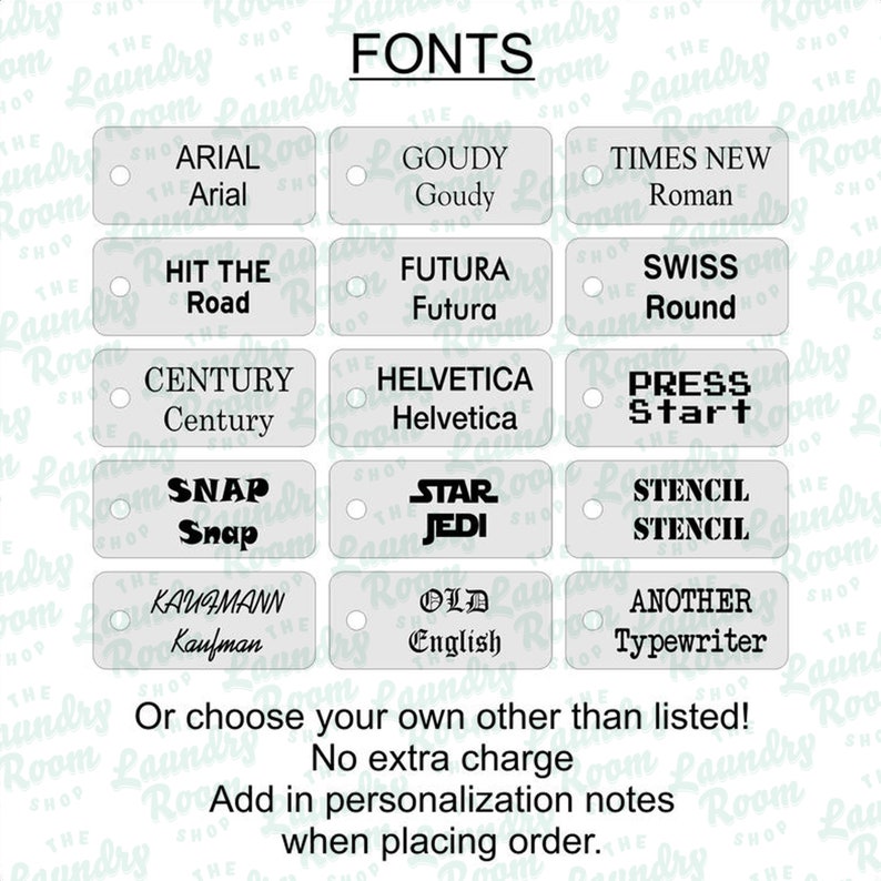 Op de afbeelding: Een witte achtergrond met een lijst van lettertypen in zwarte tekst. De lettertypen zijn gerangschikt in drie kolommen. De lettertypen zijn: Arial, Goudy, Times New Roman, Hit the Road, Futura, Swiss Round, Century, Helvetica, Press Start, Snap, Star Jedi, Stencil Stencil, Kaufmann, Old English, Another Typewriter. De tekst onderaan de afbeelding luidt: "Of kies uw eigen lettertype, anders dan degene die in de lijst staan! Geen extra kosten. Voeg personalisatie-opmerkingen toe bij het plaatsen van uw bestelling."