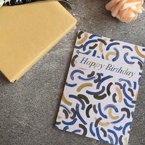 Cartão de feliz aniversário com arte abstrata brilhante