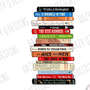 Könnte beinhalten: Ein Stapel von 14 Büchern mit verschiedenen Titeln, darunter "To Kill a Mockingbird", "A Wrinkle in Time", "The Color Purple", "The Kite Runner", "Lawn Boy", "1984", "Bridge to Terabithia", "Of Mice and Men", "The Hate U Give", "Forever", "The Handmaid's Tale", "I Know Why the Caged Bird Sings", "The Bluest Eye" und "The Absolutely True Diary of a Part-Time Indian".