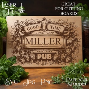 Puede incluir: Una tabla de cortar de madera marr&oacute;n con un dise&ntilde;o grabado con l&aacute;ser que presenta una jarra de cerveza, l&uacute;pulo y el texto "Good Time Good Food Miller Great Beer Pub".