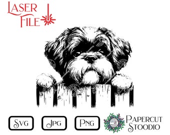 Op de afbeelding: Zwart-witte illustratie van een Shih Tzu hond die over een houten hek kijkt. De hond heeft een serieuze uitdrukking en kijkt recht naar de kijker.