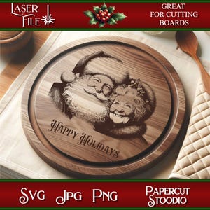 Puede incluir: Una tabla de cortar de madera con un dise&ntilde;o grabado con l&aacute;ser de Santa Claus y una mujer con el texto "Felices Fiestas".