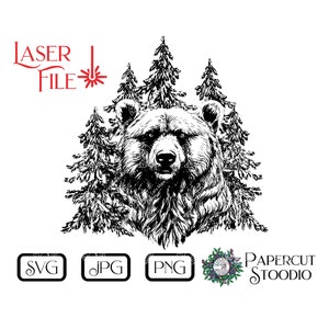 Könnte beinhalten: Schwarzweiß-Illustration eines Bärenkopfes, der aus einer Gruppe von Kiefern ragt. Das Bild ist mit "Laser File" beschriftet und enthält die Dateitypen "SVG", "JPG" und "PNG".