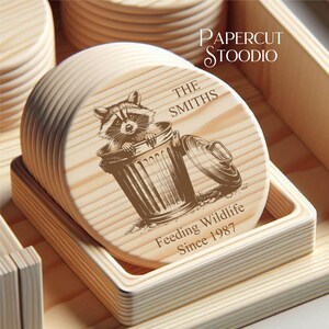 Pode incluir: Conjunto de seis  t&aacute;buas de madeira com um design de um guaxinim em um lixo. As t&aacute;buas s&atilde;o gravadas com "The Smiths", "Feeding Wildlife" e "Since 1987".