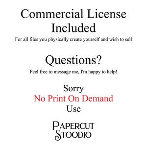Może przedstawiać: Białe tło z czarnym tekstem z napisem "Commercial License Included" i "Questions?" w ozdobnej czcionce. Tekst "No Print On Demand Use" jest czerwony. Logo Papercut Stoodio znajduje się na dole.