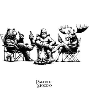 Può includere: Illustrazione in bianco e nero di un orso, un Bigfoot e un alce che si rilassano attorno a un falò, ognuno con una bottiglia. Sono seduti su sedie pieghevoli. L'immagine include il testo "PAPERCUT STOODIO".