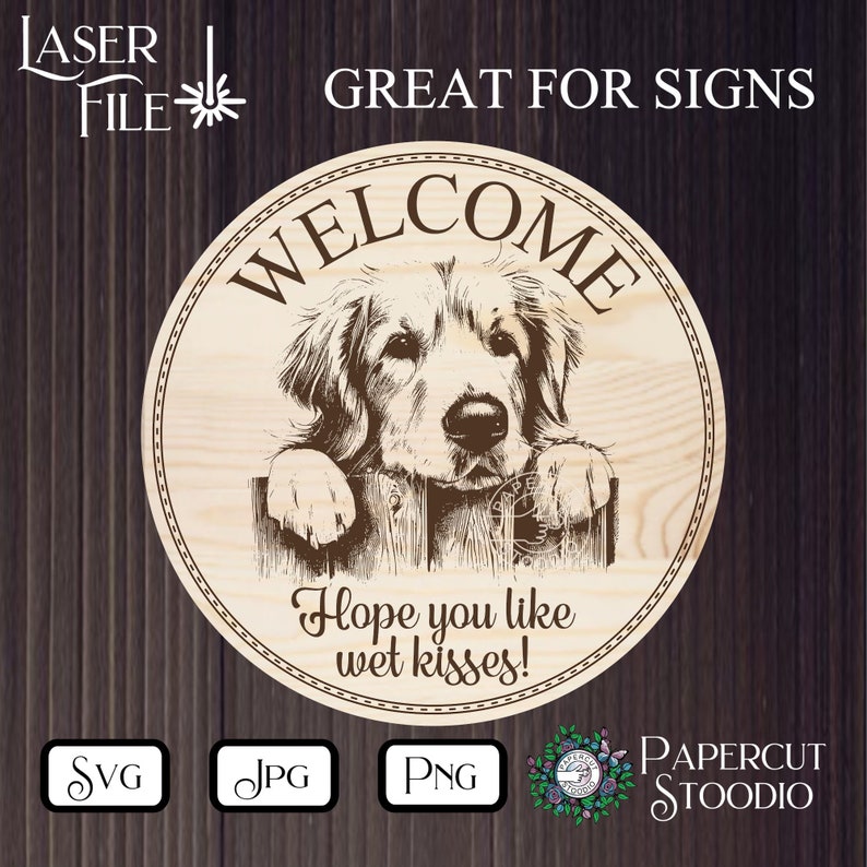 Może przedstawiać: Okrągły drewniany znak z ilustracją Golden Retrievera. Znak głosi "WELCOME" i "Hope you like wet kisses!". Tekst "GREAT FOR SIGNS" znajduje się na g&oacute;rze. Idealny do dekoracji wnętrz. Uroczy dodatek do każdego domu.