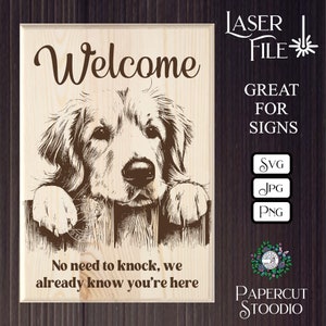Może przedstawiać: Drewniany znak z szczeg&oacute;łowym grawerunkiem Golden Retrievera. U g&oacute;ry napis "Welcome", poniżej fraza "No need to knock, we already know you're here". Idealny na szyldy.