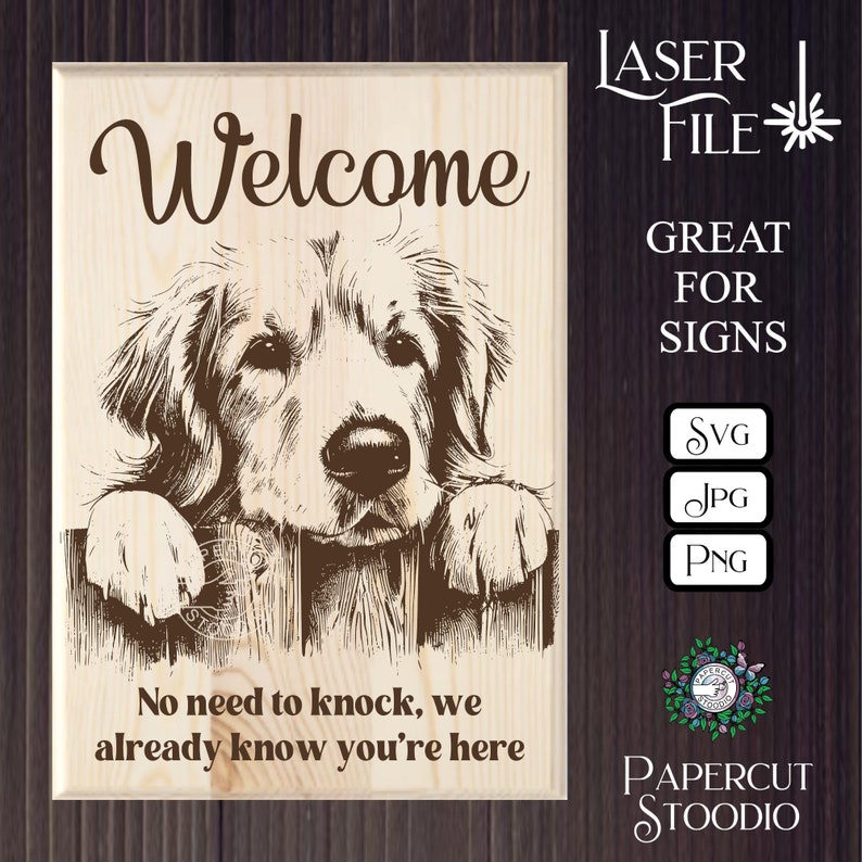 Może przedstawiać: Drewniany znak z szczeg&oacute;łowym grawerunkiem Golden Retrievera. U g&oacute;ry napis "Welcome", poniżej fraza "No need to knock, we already know you're here". Idealny na szyldy.