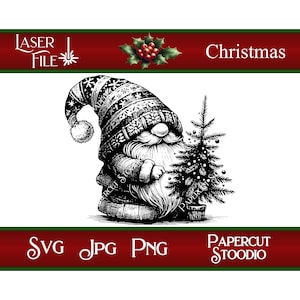 Puede incluir: Ilustración en blanco y negro de un gnomo con un gorro de punto y sosteniendo un pequeño árbol de Navidad. El gnomo tiene una barba larga y mira hacia la izquierda. La imagen es perfecta para proyectos de manualidades, scrapbooking y diseño digital.