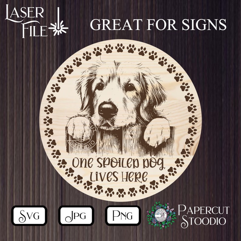 Może przedstawiać: Okrągły drewniany znak z szczeg&oacute;łowym grawerunkiem psa Golden Retrievera wyglądającego zza płotu. Znak jest obramowany odciskami łap i zawiera napis "One spoiled dog lives here". Znak jest oznaczony "Great for Signs".