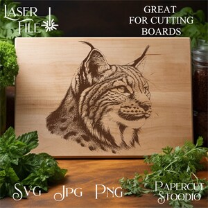 Pu&ograve; includere: Un'illustrazione in bianco e nero di una testa di lince su un tagliere di legno. Il testo "LASER FILE" e "GREAT FOR CUTTING BOARDS" &egrave; visibile sopra e sotto l'immagine. Il testo "SVG JPG PNG PAPERCUT STOODIO" &egrave; visibile sotto il tagliere.
