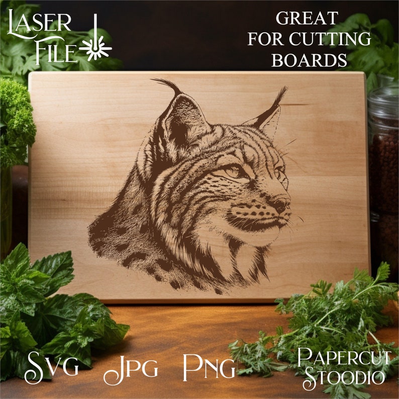 Pu&ograve; includere: Un'illustrazione in bianco e nero di una testa di lince su un tagliere di legno. Il testo "LASER FILE" e "GREAT FOR CUTTING BOARDS" &egrave; visibile sopra e sotto l'immagine. Il testo "SVG JPG PNG PAPERCUT STOODIO" &egrave; visibile sotto il tagliere.