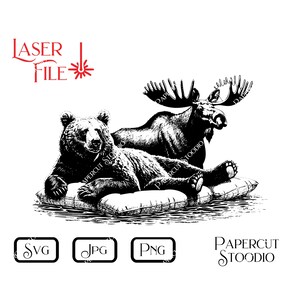Puede incluir: Una ilustración en blanco y negro de un oso y un alce tumbados en una balsa. El oso está tumbado de espaldas con las patas en el aire. El alce está tumbado de lado con la cabeza apoyada en las patas. La balsa flota en el agua.