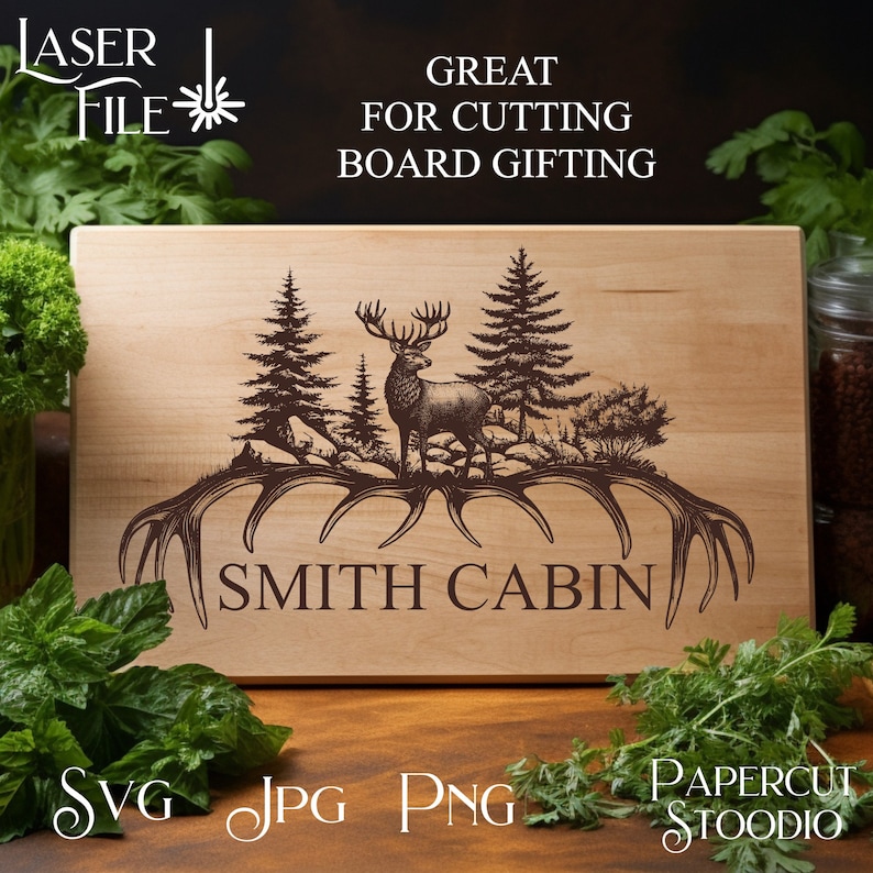 Op de afbeelding: Een rechthoekige houten snijplank met een gegraveerd hert en bosontwerp. De tekst "SMITH CABIN" staat onder de afbeelding. De tekst "GREAT FOR CUTTING BOARD GIFTING" staat erboven. Groen omringt de plank.