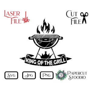 Könnte beinhalten: Schwarz-weiße Grafik eines Holzkohlegrills mit Flammen, einer Krone und dem Text "KING OF THE GRILL". Enthält "LASER FILE", "CUT FILE" und Dateityp-Symbole: SVG, JPG und PNG. Das Bild enthält auch den Text "PAPERCUT STOODIO."