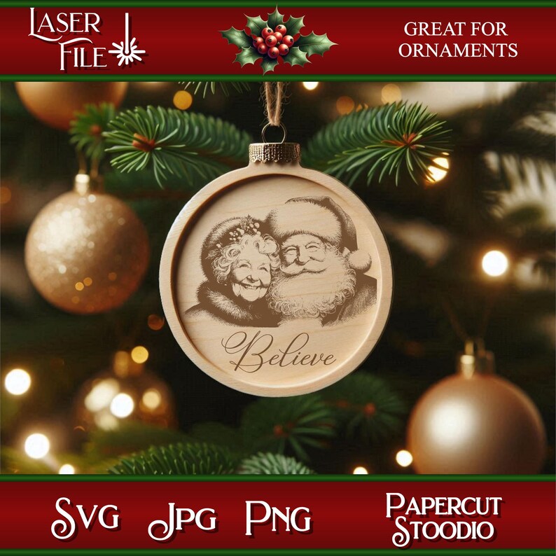 Puede incluir: Un adorno navide&ntilde;o de madera con una imagen grabada con l&aacute;ser de Santa Claus y una mujer. El adorno es redondo y tiene una cuerda para colgar. El texto "Believe" est&aacute; grabado en el adorno.