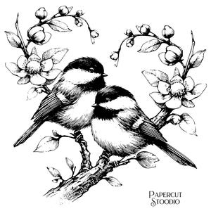 Może przedstawiać: Czarno-biała ilustracja dw&oacute;ch małych ptak&oacute;w siedzących na gałęzi z kwiatami i liśćmi. Ptaki są szczeg&oacute;łowo zacieniowane, a grafika ma delikatny, ręcznie rysowany charakter. Widoczny jest tekst "PAPERCUT STOODIO".