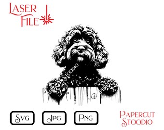 Può includere: Illustrazione in bianco e nero di un cane dai capelli ricci che guarda sopra una staccionata di legno. L'immagine include il testo "LASER FILE" e le icone dei tipi di file per SVG, JPG e PNG. Sono presenti anche le parole "PAPERCUT STOODIO".