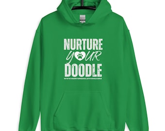 Può includere: Una felpa con cappuccio verde con la scritta bianca "NURTURE YOUR DOODLE" e una grafica a zampa. L'indirizzo del sito web www.nurturedclothing.com è stampato sotto. La felpa ha una tasca frontale e un cappuccio con coulisse.