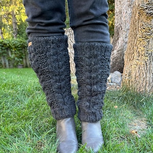 Stulpen aus 100% Lammwolle - Handgestrickt - Chunky - Fleece gefüttert - Stiefelstulpen - Zopfmuster - Fair Trade - Alma Strickwaren