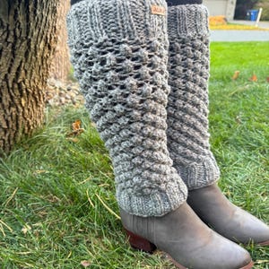 Stulpen 100% Wolle - Handgestrickt - Grobstrick - Fleece gefüttert - Grau - Stiefelstulpen - Popcorn Design - Wollsocken - Fair Trade - Alma Strickwaren