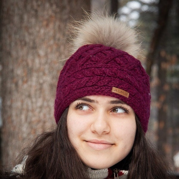 100 % laine d'agneau - Bonnet tricoté à la main - Doublé en polaire - Grand pompon amovible en fourrure véritable - Bonnet d'hiver torsadé - Bonnet à pompon - Bonnet pour femme