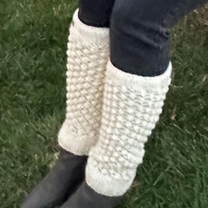 Beinwärmer aus 100% Lammwolle - Handgestrickt - Grobstrick - Fleece gefüttert - Stiefelstulpen - Popcorn Design - Wollsocken - Fair Trade - Alma Strickwaren