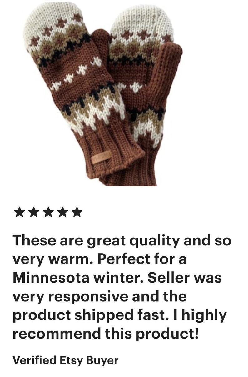 Pu&ograve; includere: Un paio di guanti di lana marroni con un motivo geometrico bianco e marrone. I guanti sono piegati insieme e hanno un'etichetta in pelle marrone.