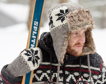 Handgestrickte Woll Trappermütze: Nordische Fliegermütze mit Kunstfellfutter - Unisex - Fair Trade
