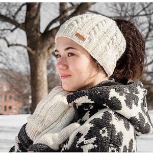 Gorro 100% lã de cordeiro - Touca trançada tricotada à mão - Gorro de rabo de cavalo de inverno - Forro parcial de lã - Comércio justo - Roupas éticas - Alma Knitwear
