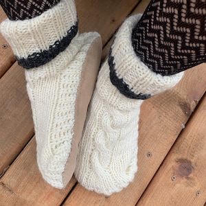 Pantuflas de lana de cordero tejidas a mano: tejido de cable, suela de cuero y forro polar sherpa, comercio justo, ecológicas.