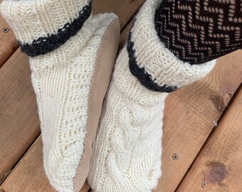 Handgestrickte Hausschuhe aus Lammwolle: Zopfmuster, Ledersohle & Sherpa-Fleece, Fair Trade, umweltfreundlich