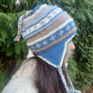 Bonnet en laine d'agneau tricoté à la main : tuque d'hiver avec oreillettes en jacquard jacquard - Vêtements éthiques - Respectueux de l'environnement