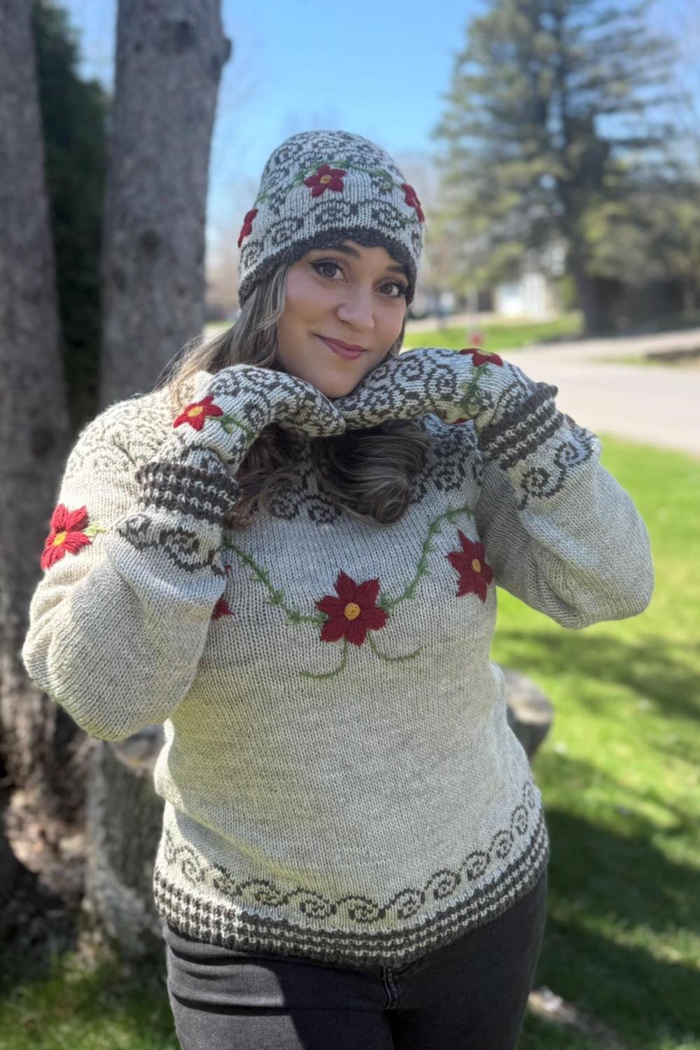 Bonnet Femme Large Tricot Main – Noir Et Gris Avec Broderie Fleurs, Taille Unique
