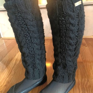 Stulpen aus 100% Lammwolle - Handgestrickt - Grobstrick - Fleece gefüttert - Stiefelstulpen - Zopfmuster - Wollsocken - Fair Trade - Warm - Alma Strickwaren