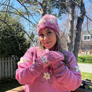 Gorro de lana de cordero tejido a mano: flor bordada, forro polar, manoplas y diadema a juego.