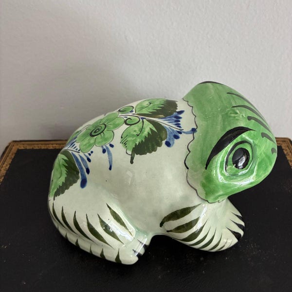 Rana de cerámica mexicana vintage de Tonalá, figura de arte popular de cerámica pintada a mano, decoración floral verde estilo Talavera