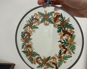 Vintage Pressed Flower Wall Decor 6 inch Round Glass Botanical Art, Dried Floral Wreath Metal Frame, Cottagecore Farmhouse Hanging Gift