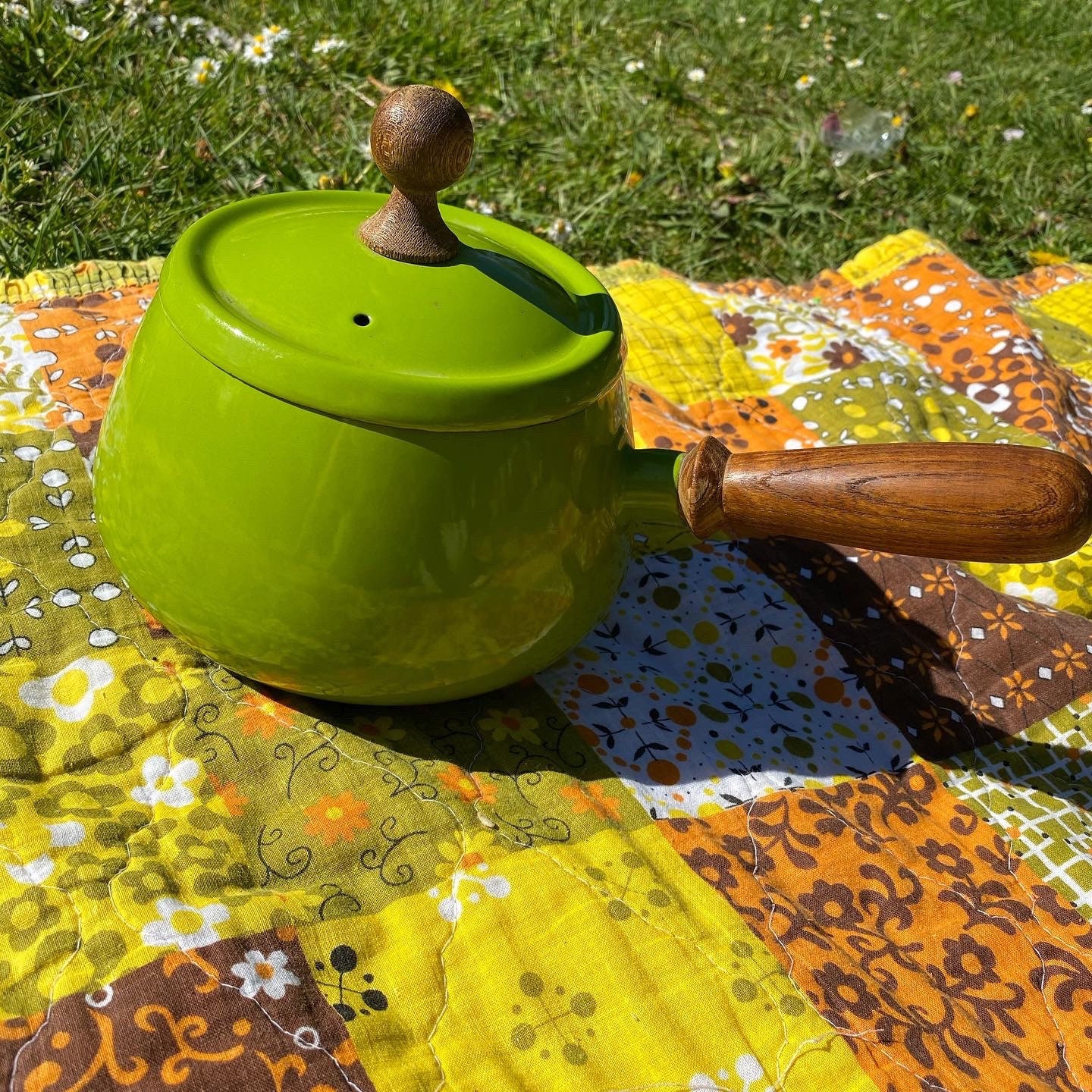 Amazing vintage 70s avocado green enamel and wood saucepan Etsy