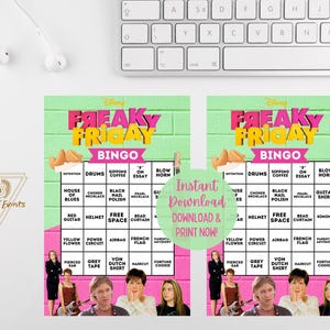 Może przedstawiać: Dwie karty do bingo z motywem "Freaky Friday" z zielonym i różowym tłem, z polami do bingo z terminami związanymi z filmem. Karty znajdują się obok białej klawiatury i pary białych słuchawek. Tekst na karcie mówi "Natychmiastowe pobieranie i drukuj teraz!"
