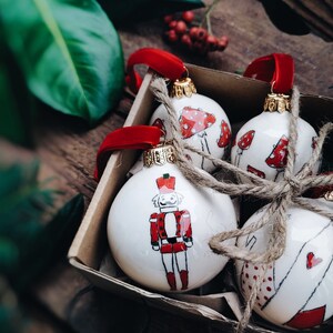 Porzellan Christbaumkugel Nussknacker Christbaumschmuck Weihnachten Baumschmuck Weihnachtskugel rot grün Keramik Handarbeit
