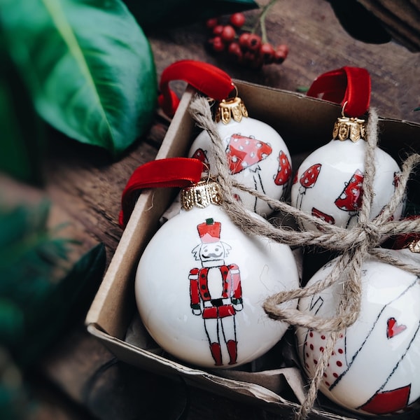 Porzellan Christbaumkugel Nussknacker  Christbaumschmuck Weihnachten Baumschmuck Weihnachtskugel rot grün Keramik Handarbeit