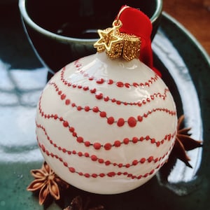 Porzellan Christbaumkugel Weihnachtsbaum Christbaumschmuck Weihnachten Baumschmuck Weihnachtskugel rot grün Keramik Handarbeit